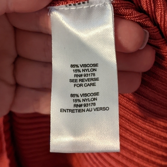 Tahari Deep Burnt Orange Ribbed Viscose Stretch Mockneck Size Medium *Flaw* - Picture 7 of 7